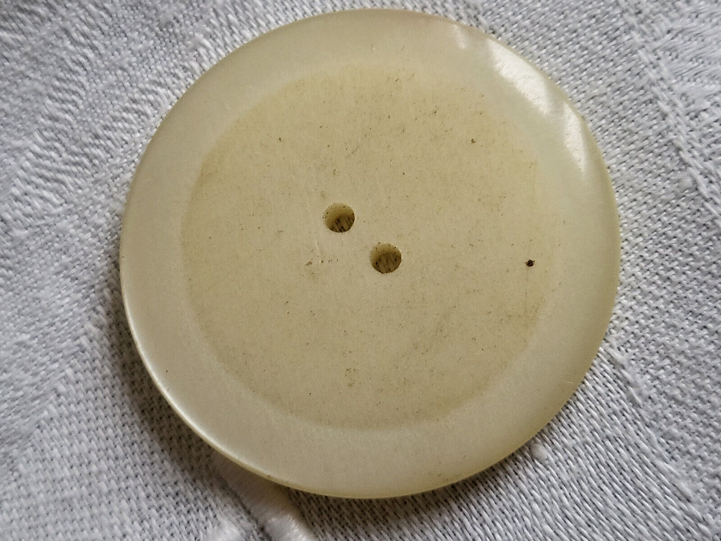 Énorme bouton vintage crème travaillé diamètre 4 cm D19F