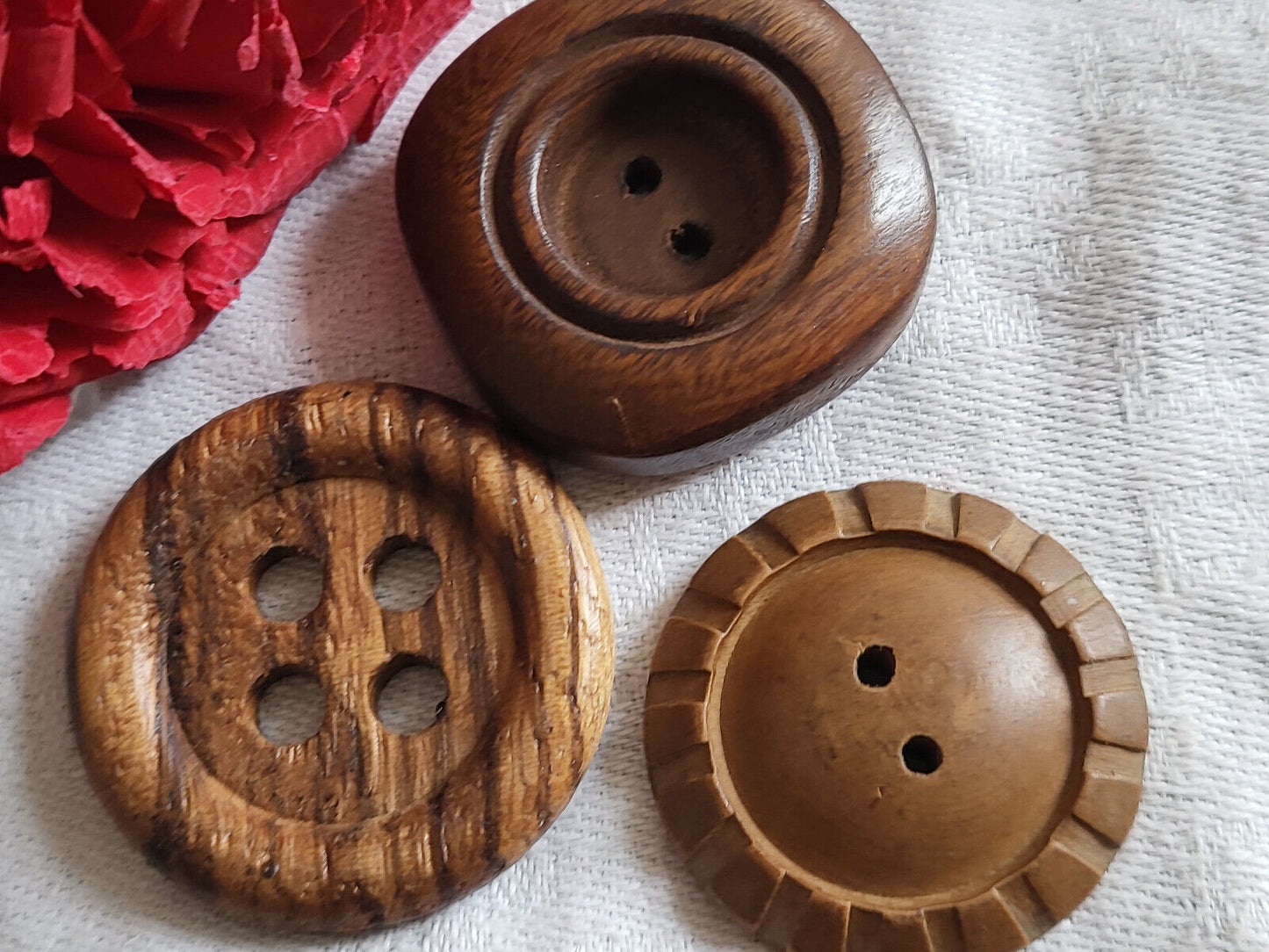 Trio gros boutons anciens en bois diamètre 3,1 à 3,4 cm ref 2527