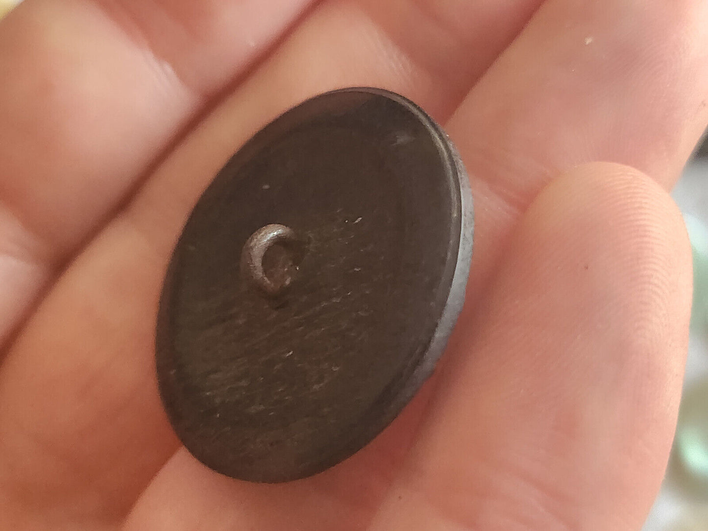 Gros bouton ancien en corne noir travaillé pied métal collection 3 cm G17C