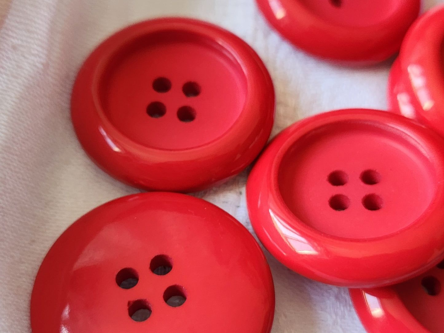 Lot 6 enormes boutons vintage rouge 3,2 cm trous xxl veste ref 5843