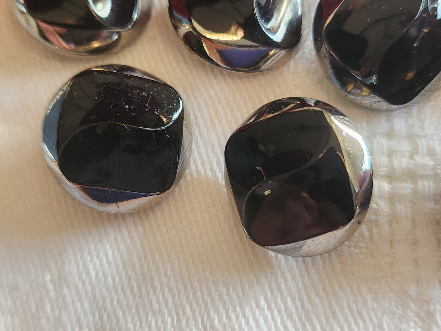 Lot 7 boutons anciens en verre noir argenté pied métal 1,7 cm ref 5714