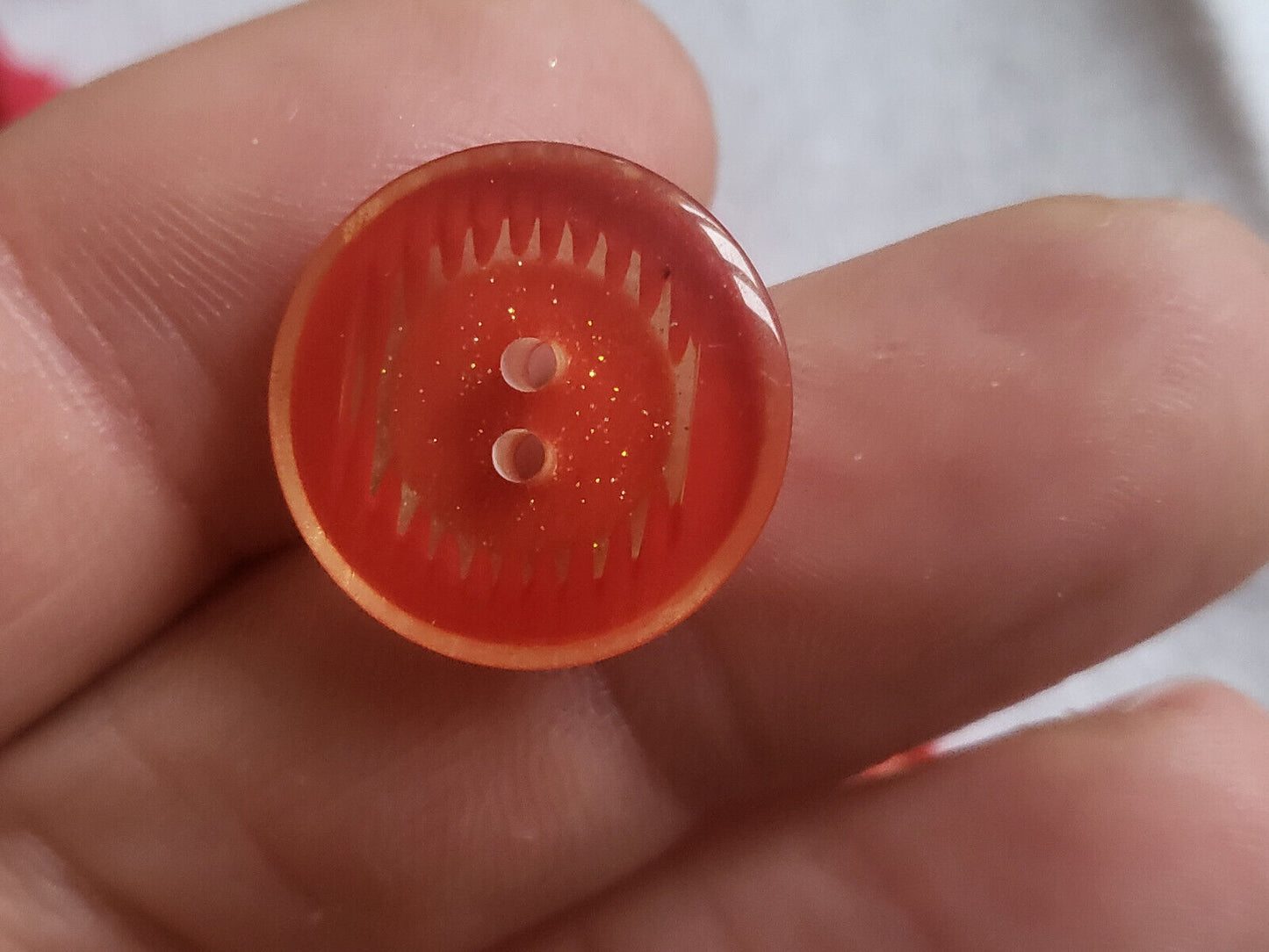 Lot 10 boutons vintage épais inclusion rouge doré à trous 1,8 cm ref 379