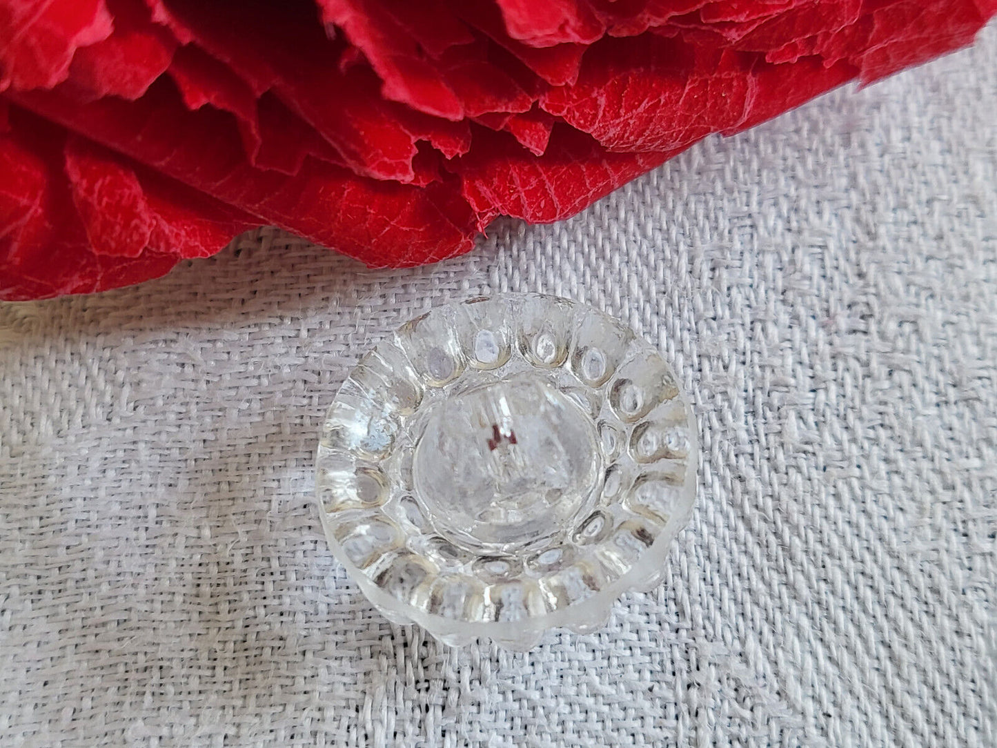 Bouton en verre ancien picot transparent motif à pied diamètre 1,7 cm D11E