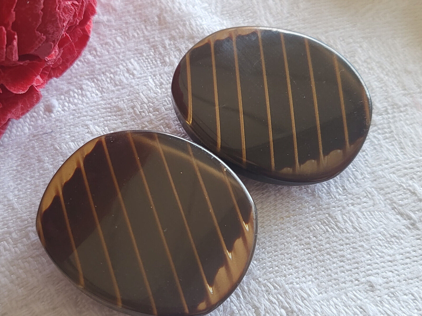 Duo gros boutons vintage marron fourrure inclusion pied 2,8 sur 2,4 cm G15C