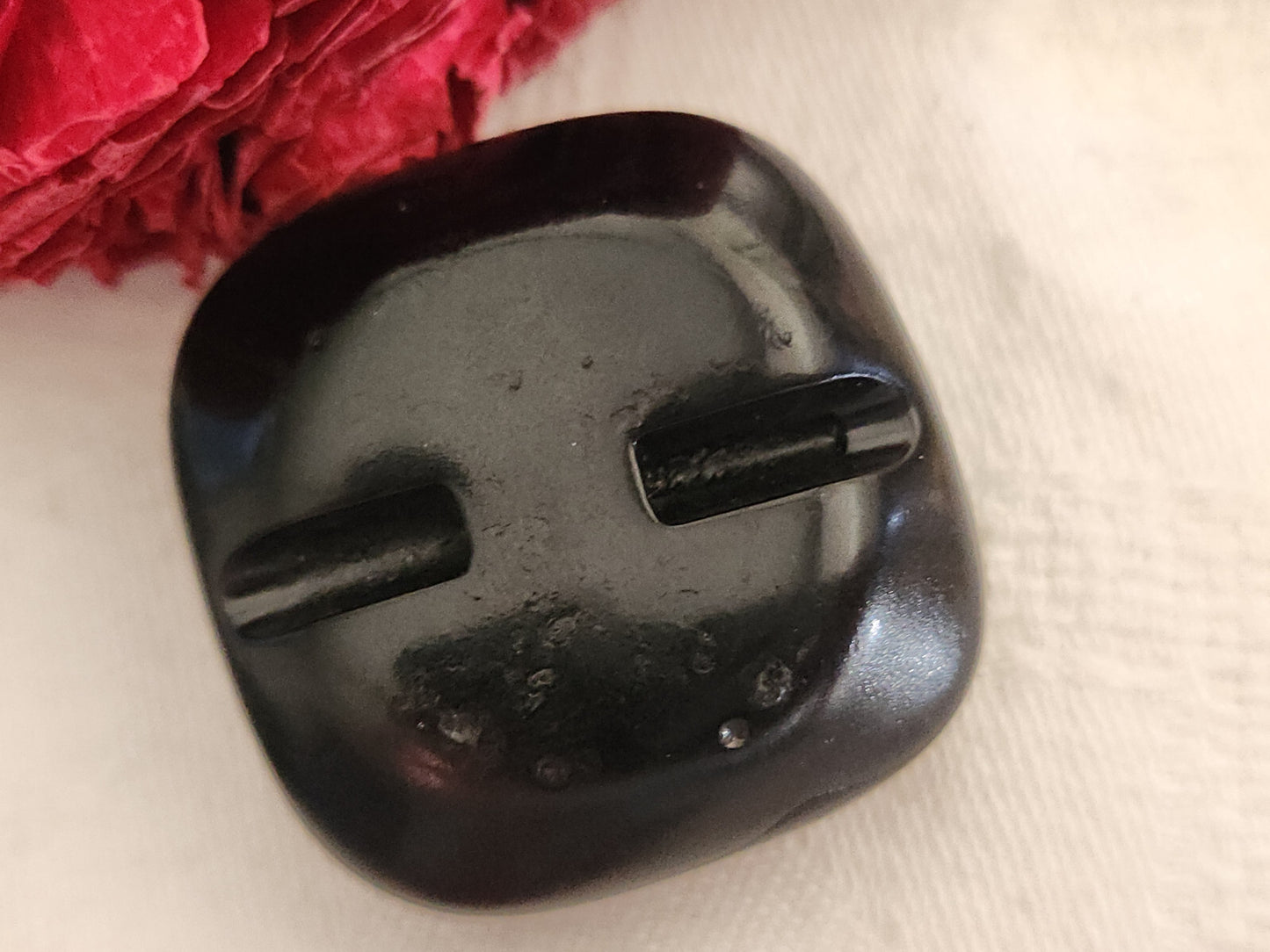 Volumineux bouton vintage noir bombé pied p^lat 3,3 cm ref 112