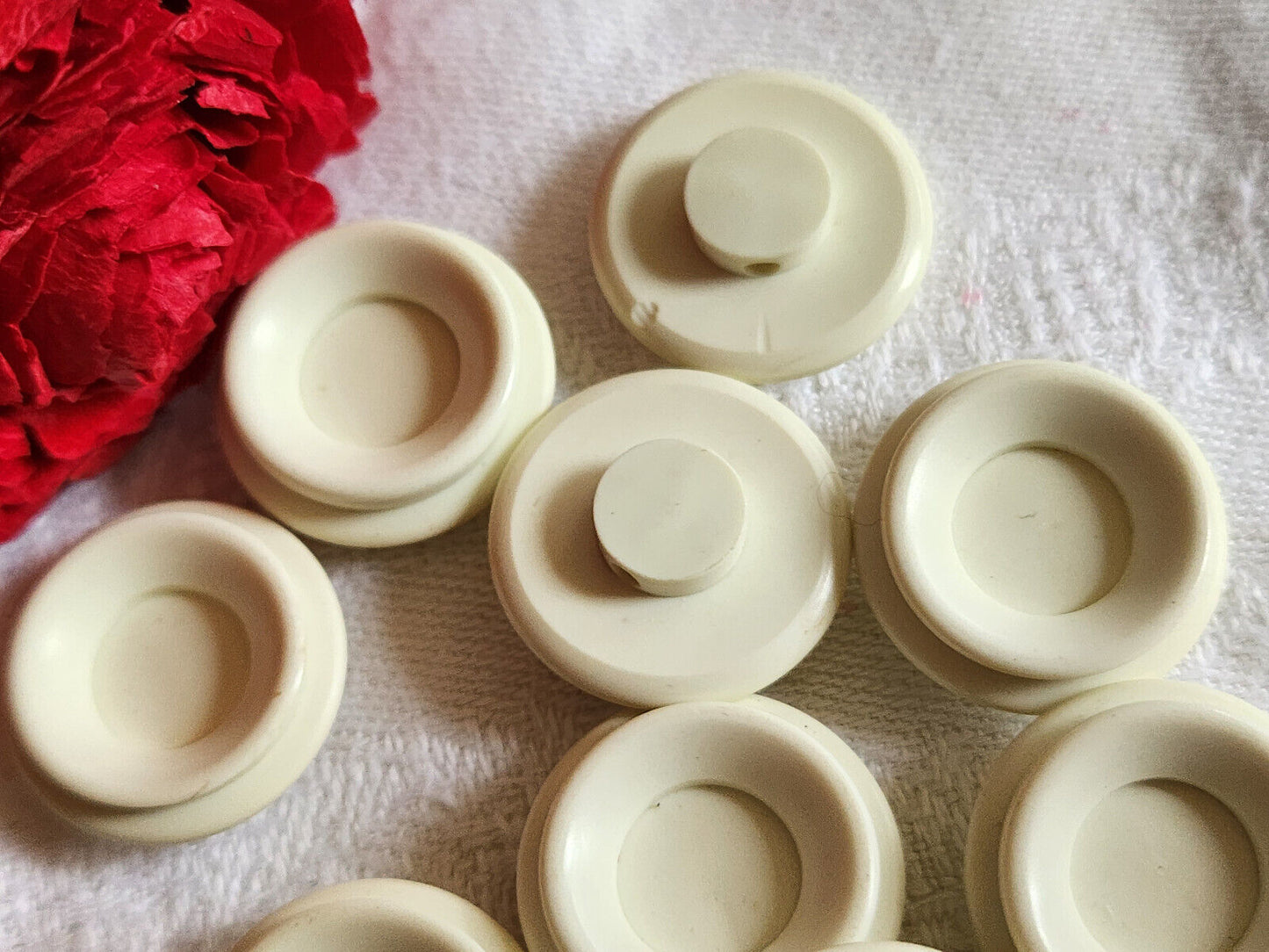 lot 9 boutons vintage CREME à pied travaillé 2 cm ref 826