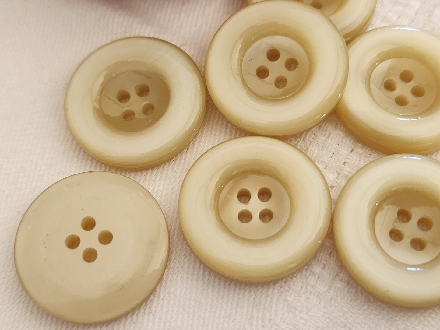 Lot 7 boutons vintage creme lumineux 2,2 cm ref 0079