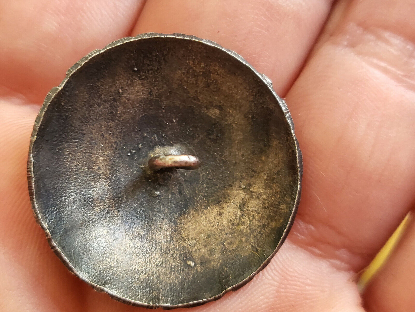 Gros bouton ancien en métal sans doute en argent diamètre 2,8 cm G16F
