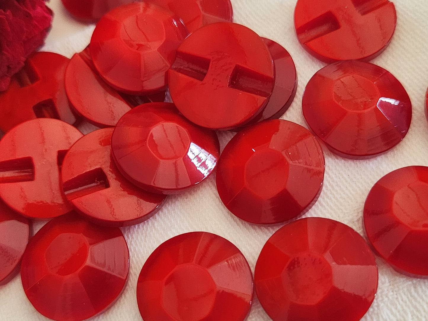Lot 9 boutons vintage rouge lumineux facette pied 1,7 cm ref 281
