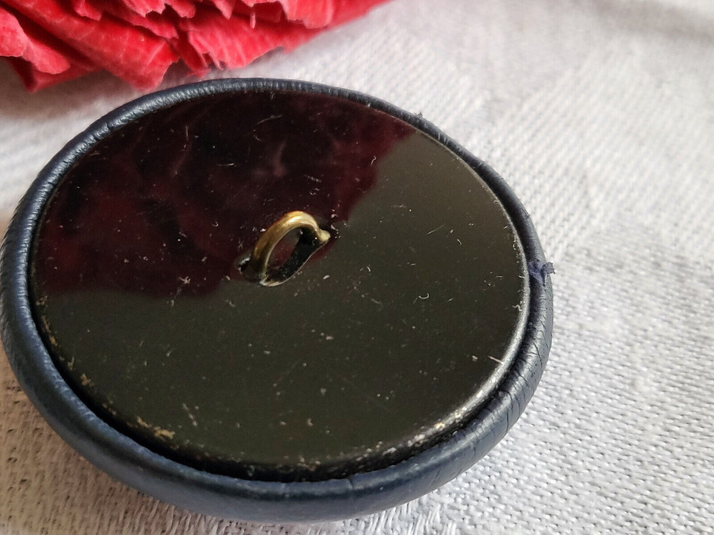 Gros bouton ancien bleu simili CUIR à pied métal 4 cm ref 1152