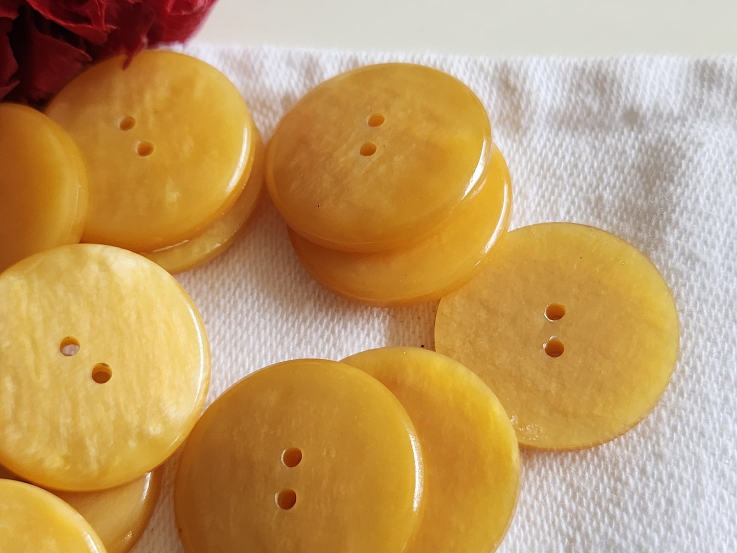 Lot 12 boutons vintage jaune marbré trous 2,3 cm ref 1202