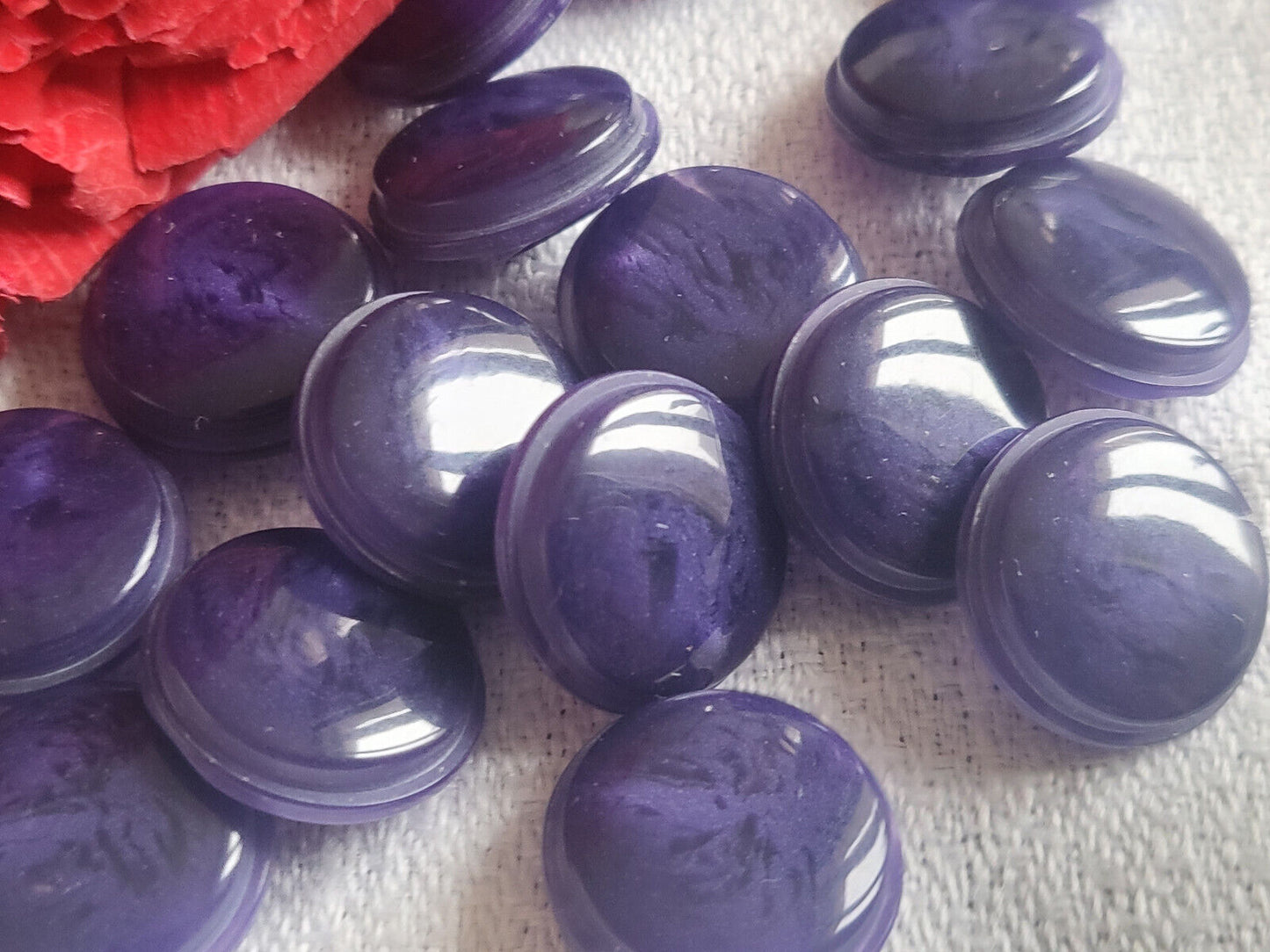Lot 12 petits boutons vintage violet veiné à pied diamètre 1 ,4 cm ref 5697