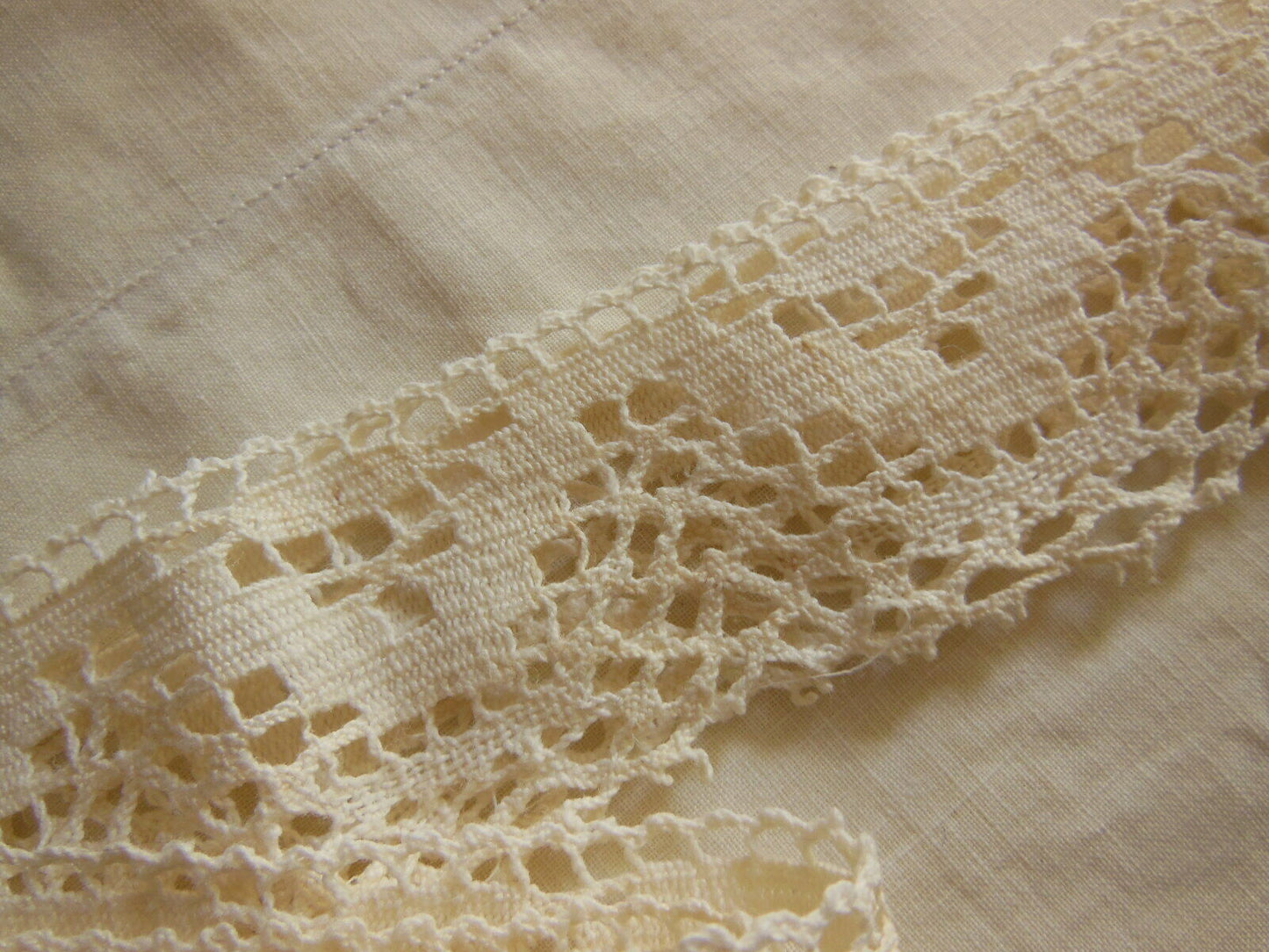 Dentelle ancienne large 1 mètre 50 sur 3,9 cm T1-37