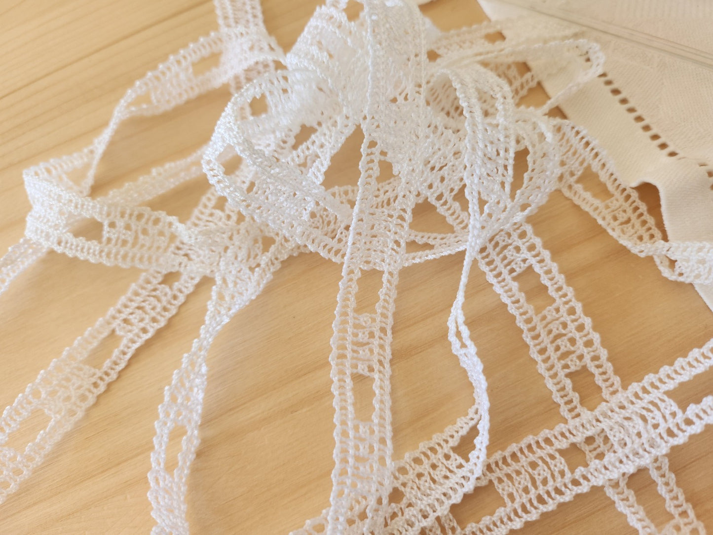 Dentelle vintage entre deux blanche 5 mètres sur 1,3 cm A3