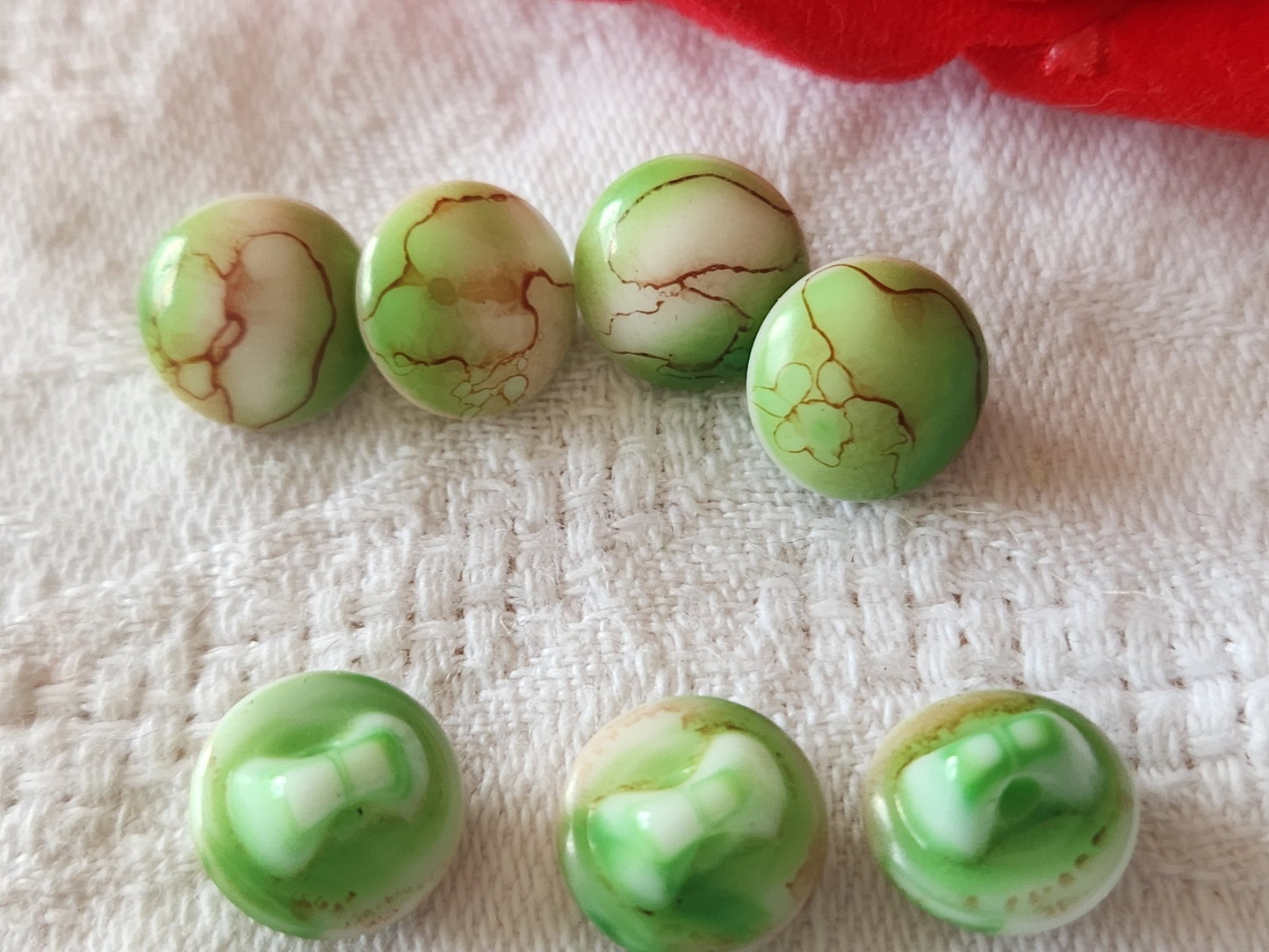 Lot 7 petits boutons vintage en verre marbré vert 1 cm pied ancien ref 6444