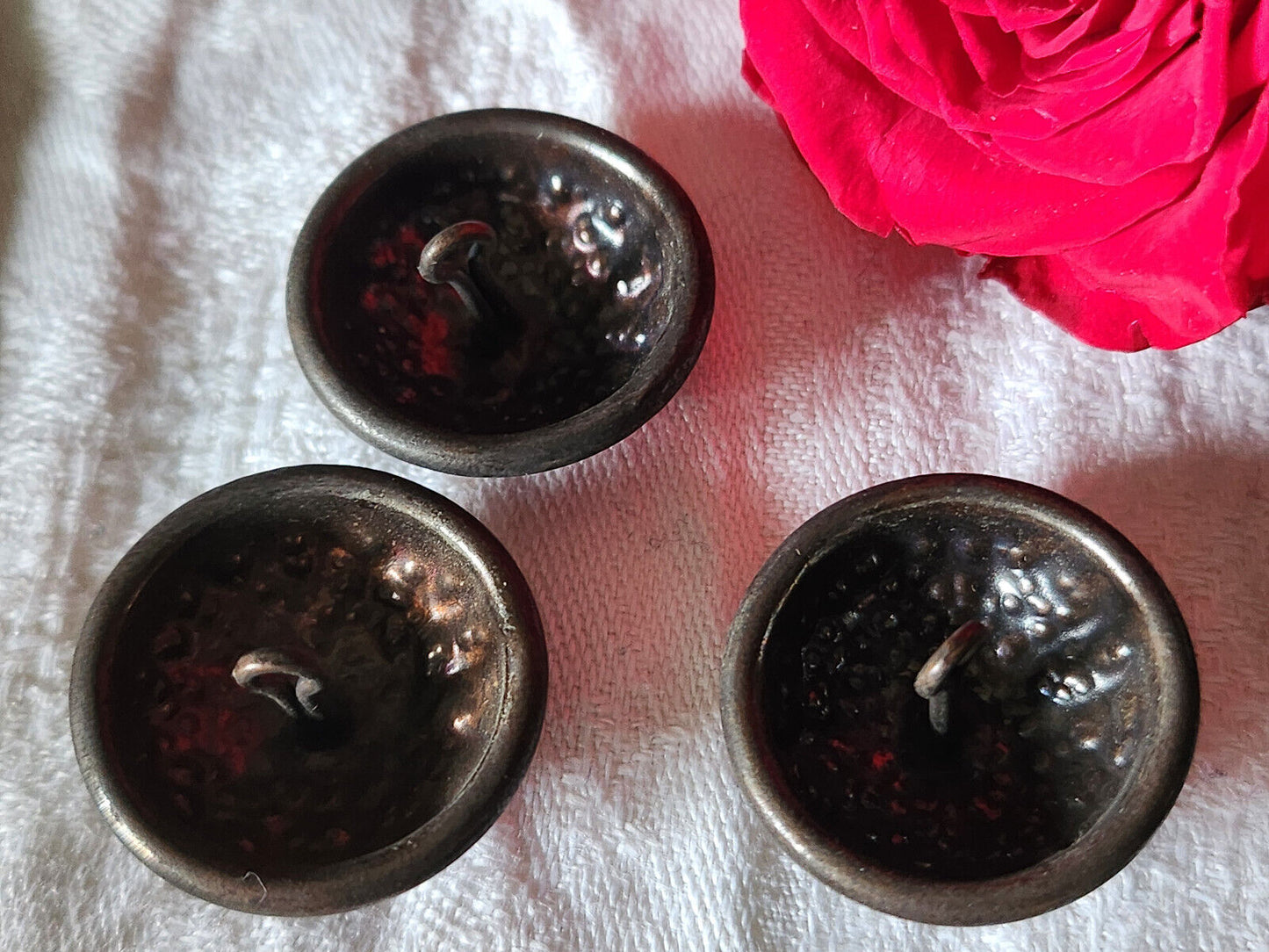 Trio boutons vintage en métal bombé cuivré gros 2,4 cm ref 563
