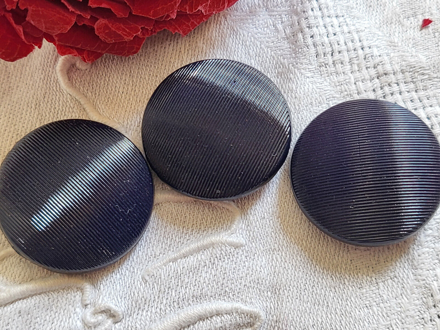 Trio gros boutons anciens en verre bleu strié à pied 2,4 cm G8P
