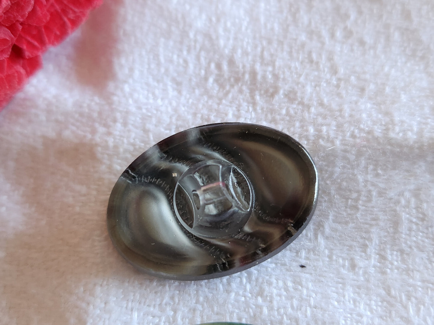 Bouton ancien en verre ovale gris argenté 1,2 cm sur 1,7 vintage G16D