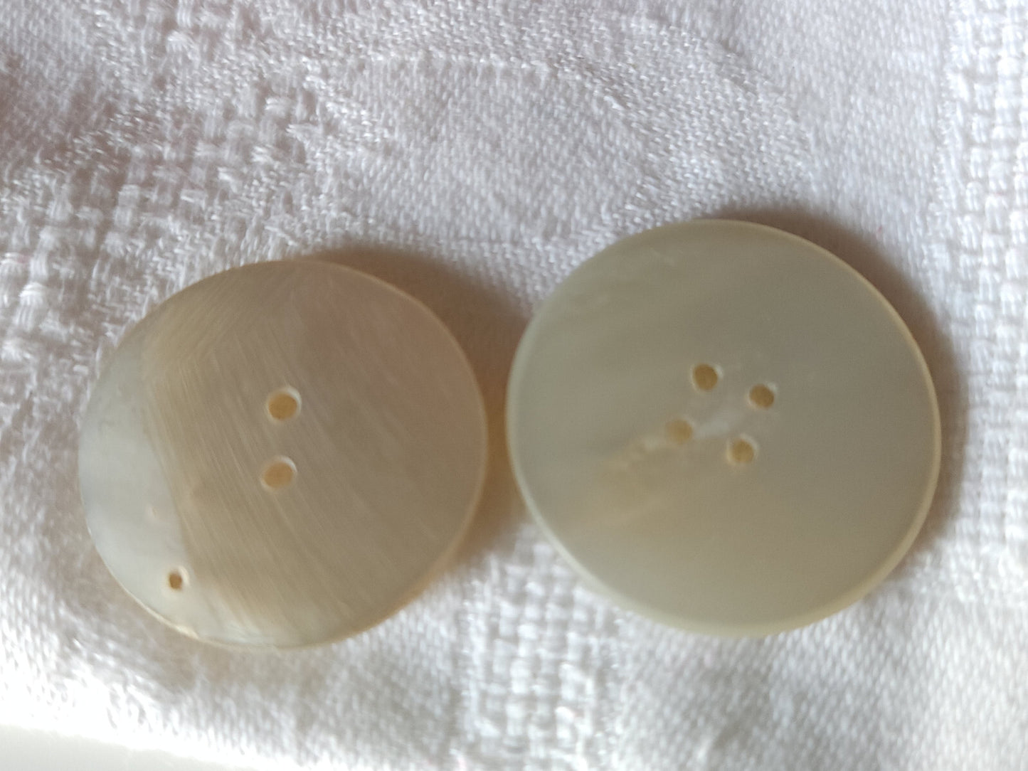 Duo boutons ancien en nacre 2,8 cm et 3,1 cm trous gros G18H