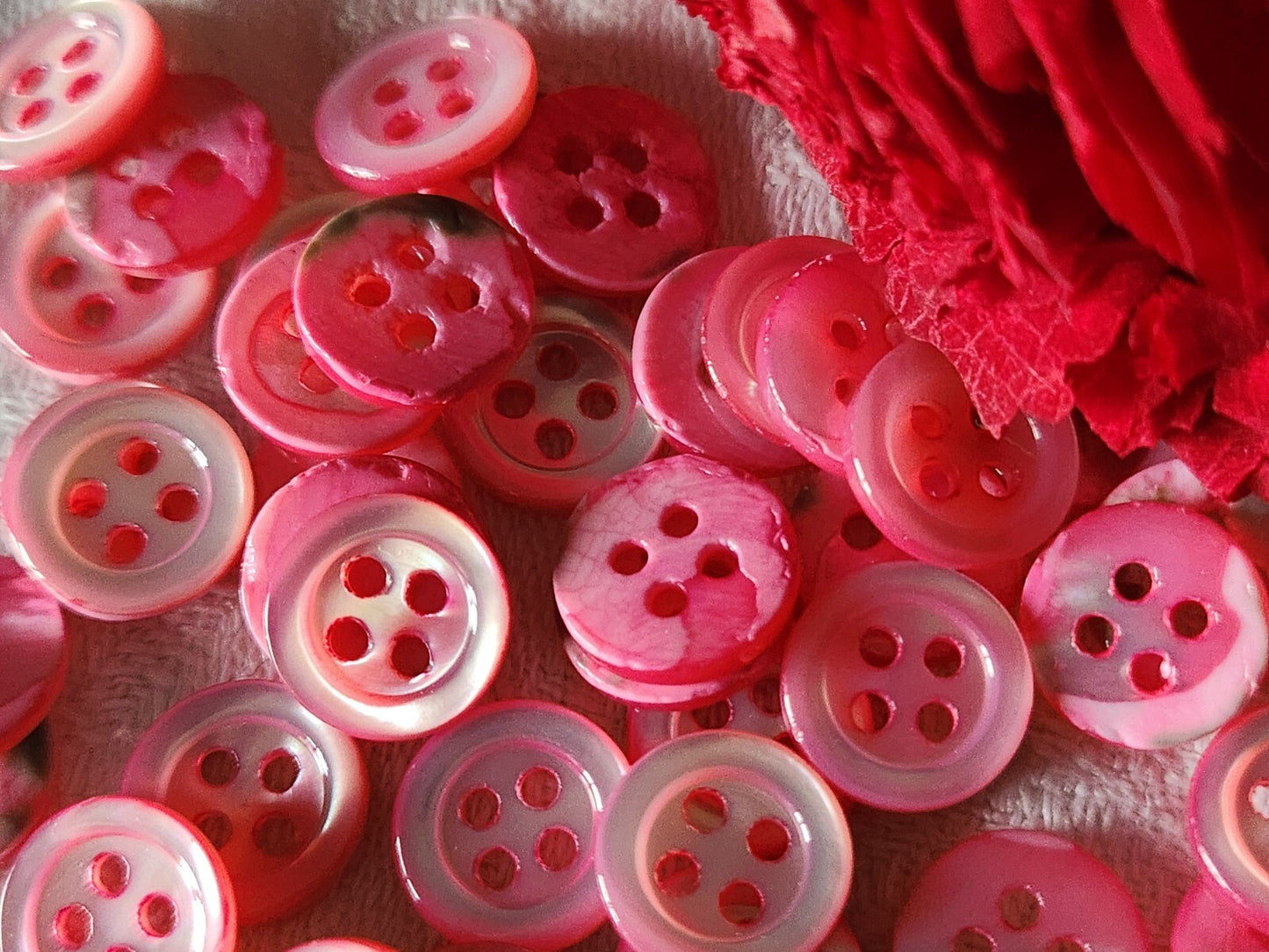 Lot 18 boutons vintage en nacre rose flashy 4 trous 1,1 cm ref 1978