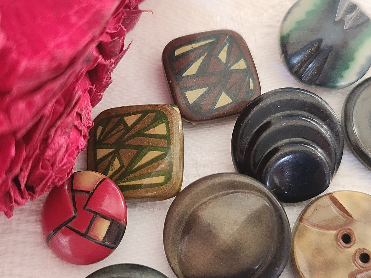 Lot 12 boutons anciens en celluloid panaché collection 1,3 à 1,8 cm ref 5930