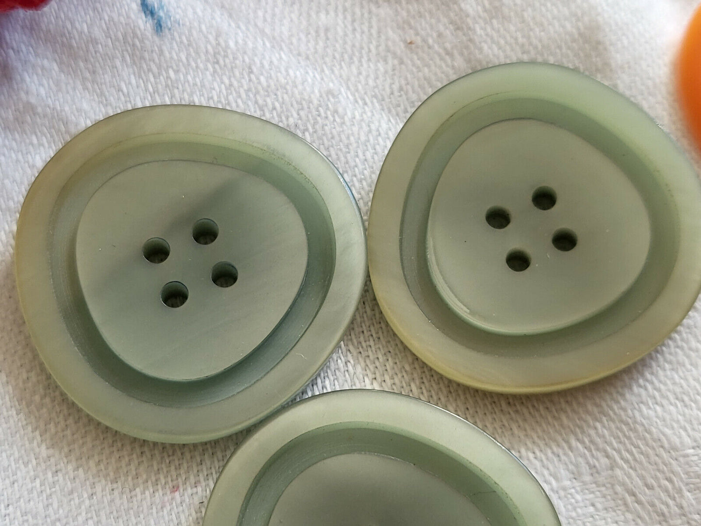Trio gros boutons vintage vert teinte délavée diamètre 2,7 cm ref 3260