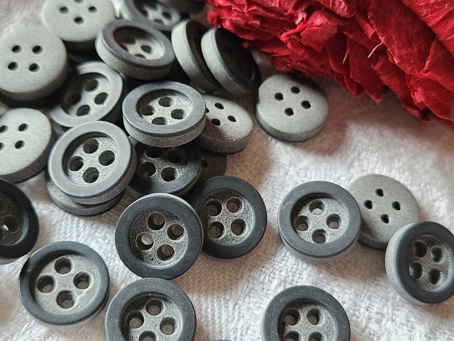 Lot 34 boutons vintage petits gris mat deux trous 1,1 cm ref 2721