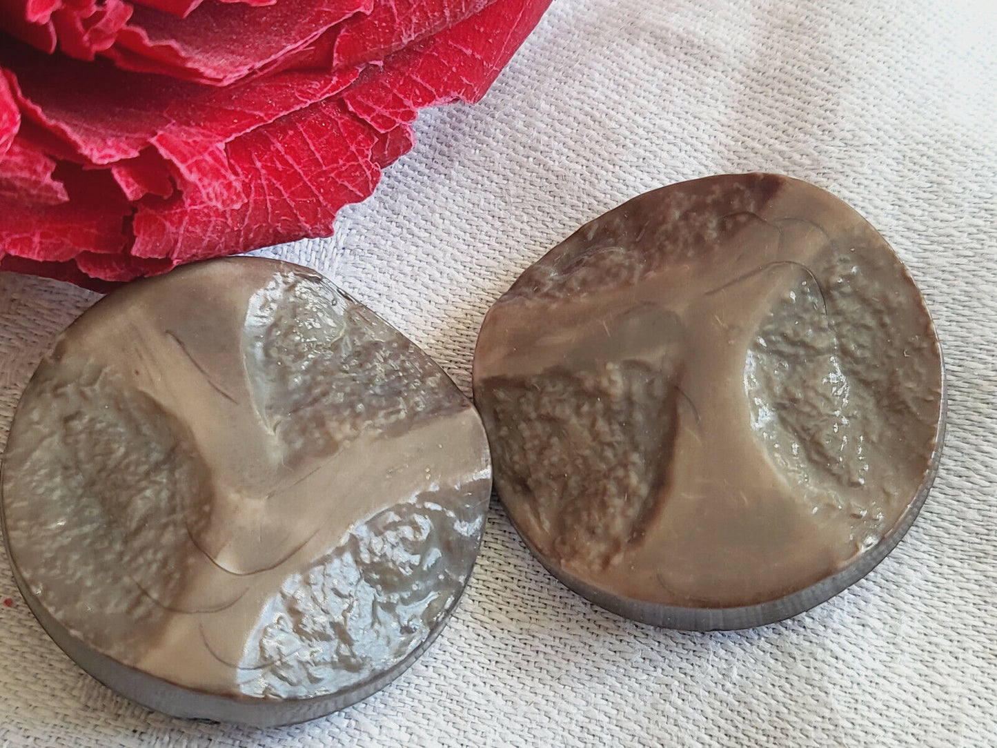 Duo boutons vintage marron /vert texturé à pied diamètre 2,9 cm ref 250