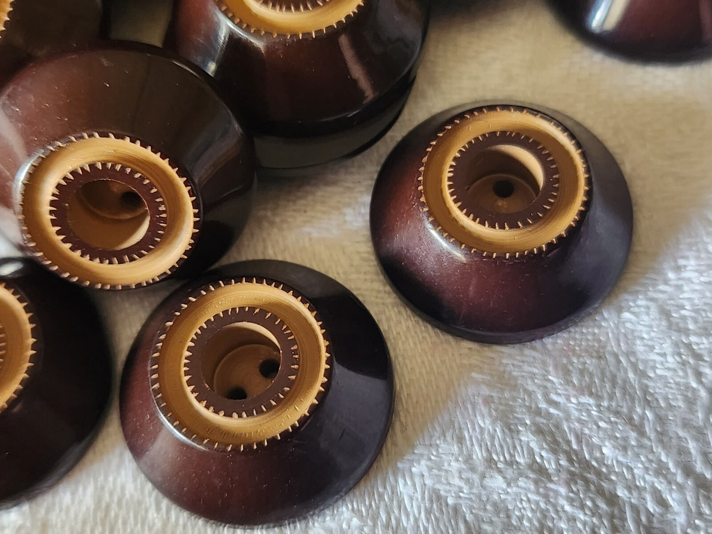 Lot 8 hauts boutons vintage marron deux tons ravissants trous 2,1 cm ref 4567