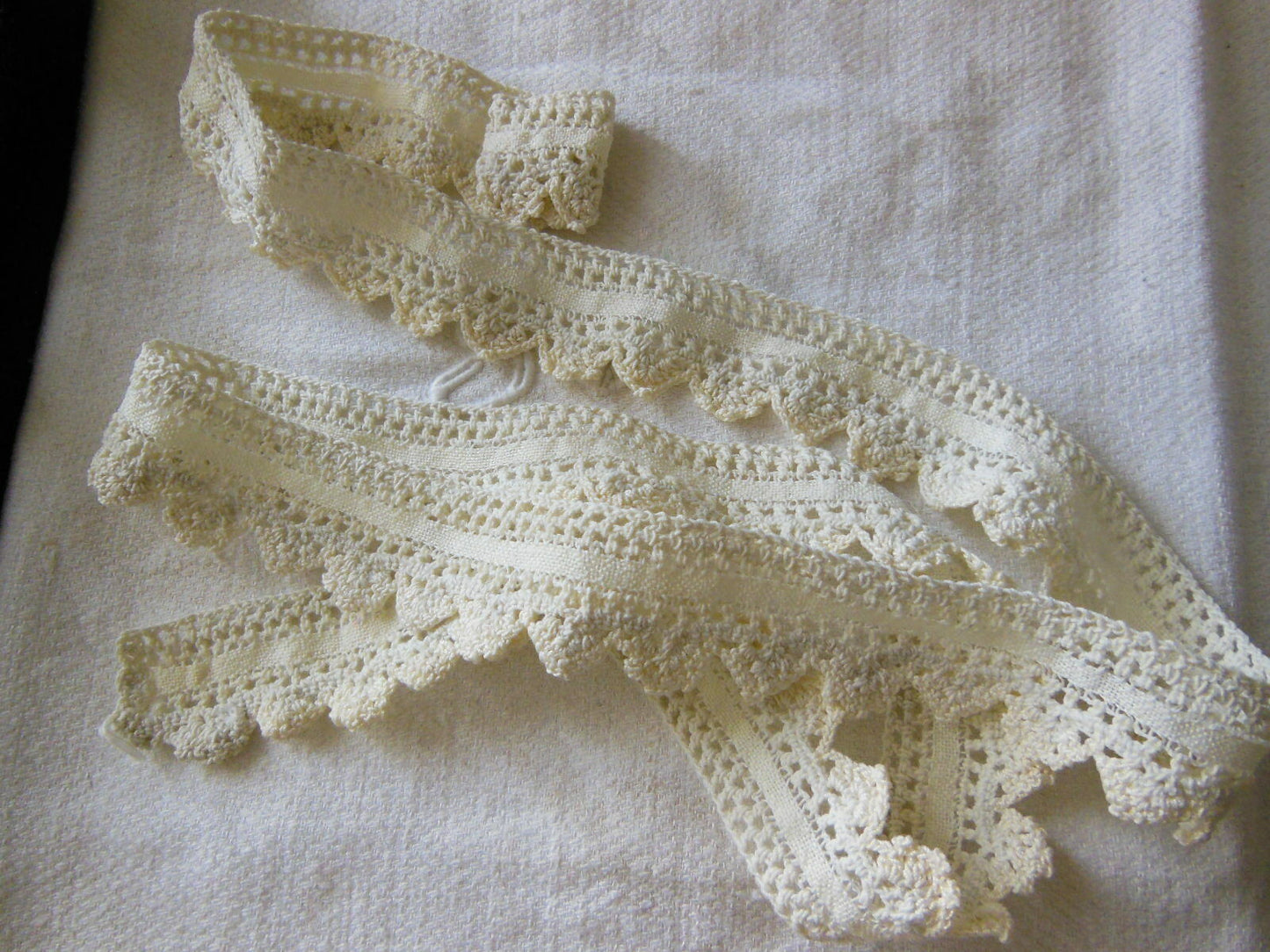 Dentelle ancienne plutôt épaisse 1 m 55 sur 2,8 cm T1-31
