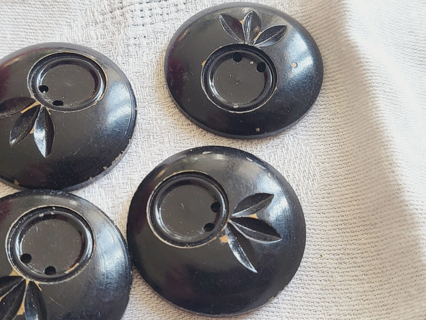 lot 6 gros boutons anciens en bois peint motif à trous 3 cm ref 5098
