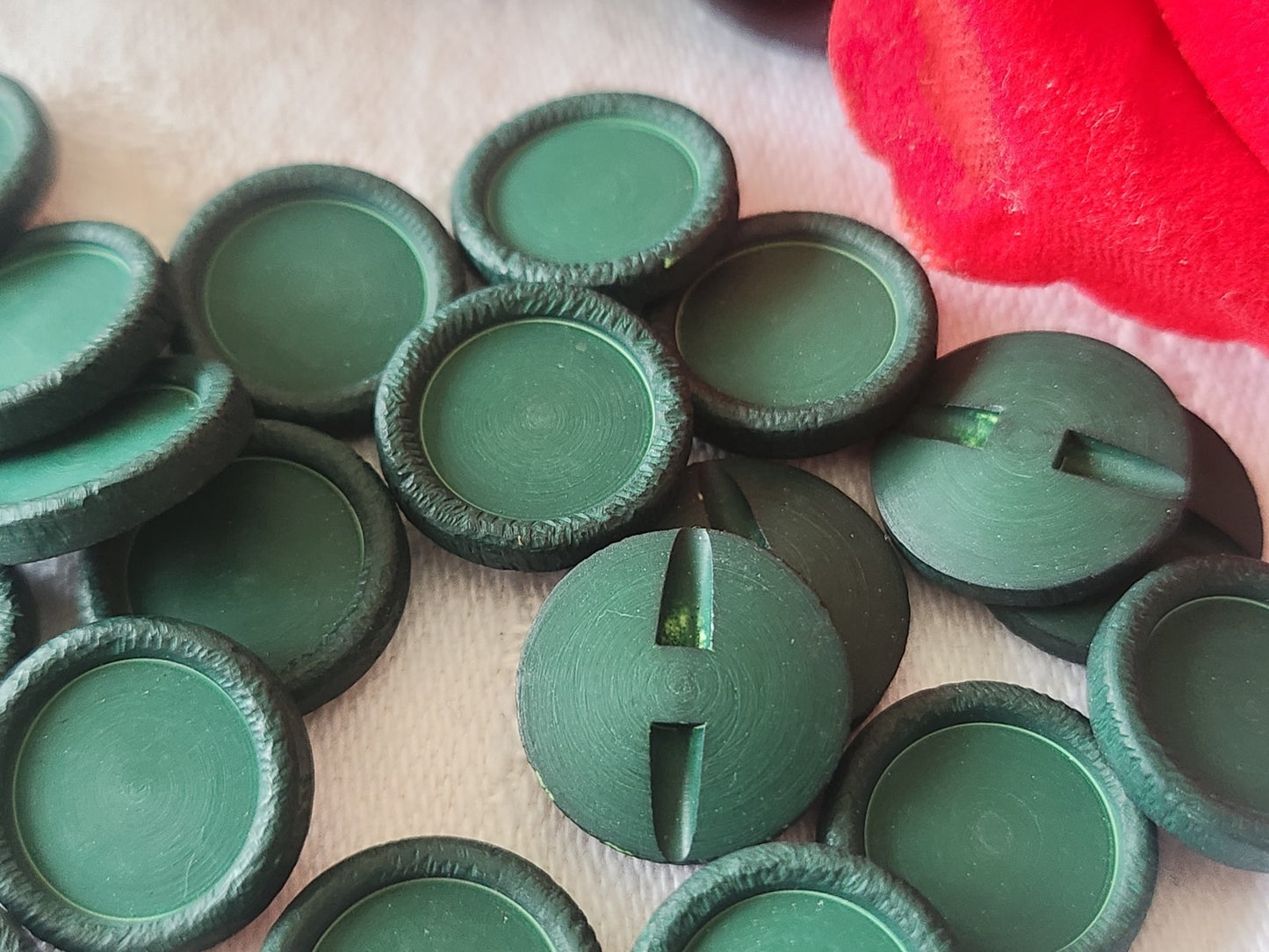 Lot 16 petits boutons vintage vert mat à pied 1,4 cm ref 3951