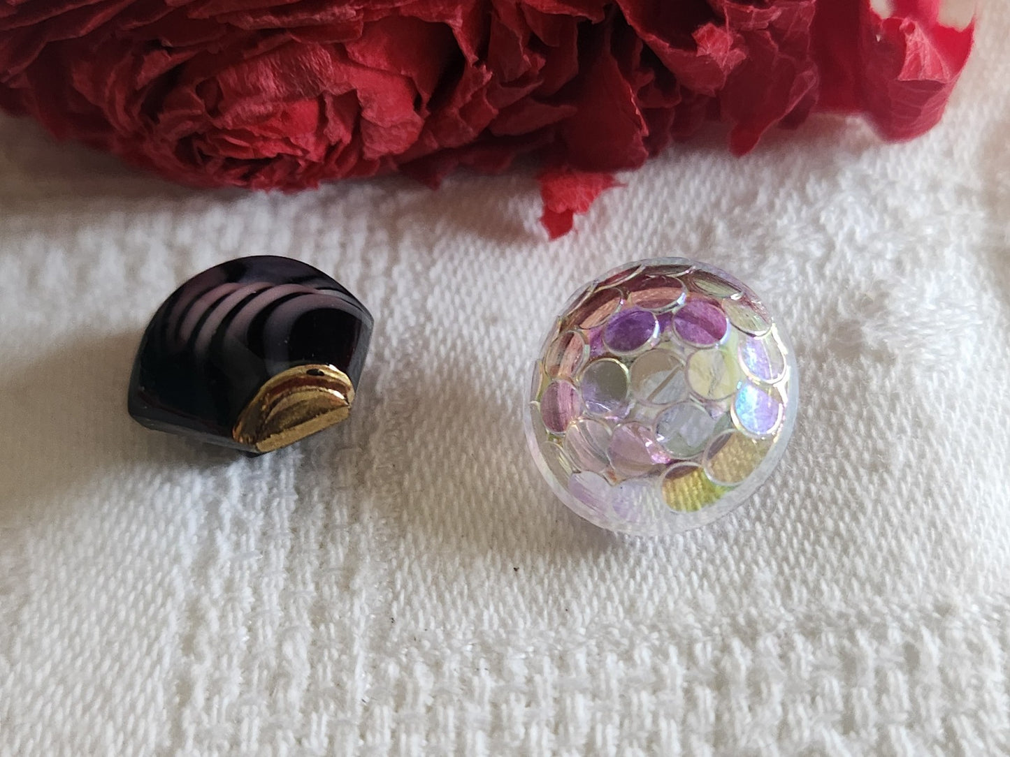 Duo boutons vintage en verre violet 1,4 sur 1 ,8 et 1,6 cm G7O
