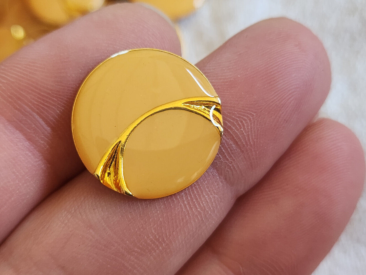 Lot 6 boutons vintage en métal jaune à pied 2 cm ref 1849
