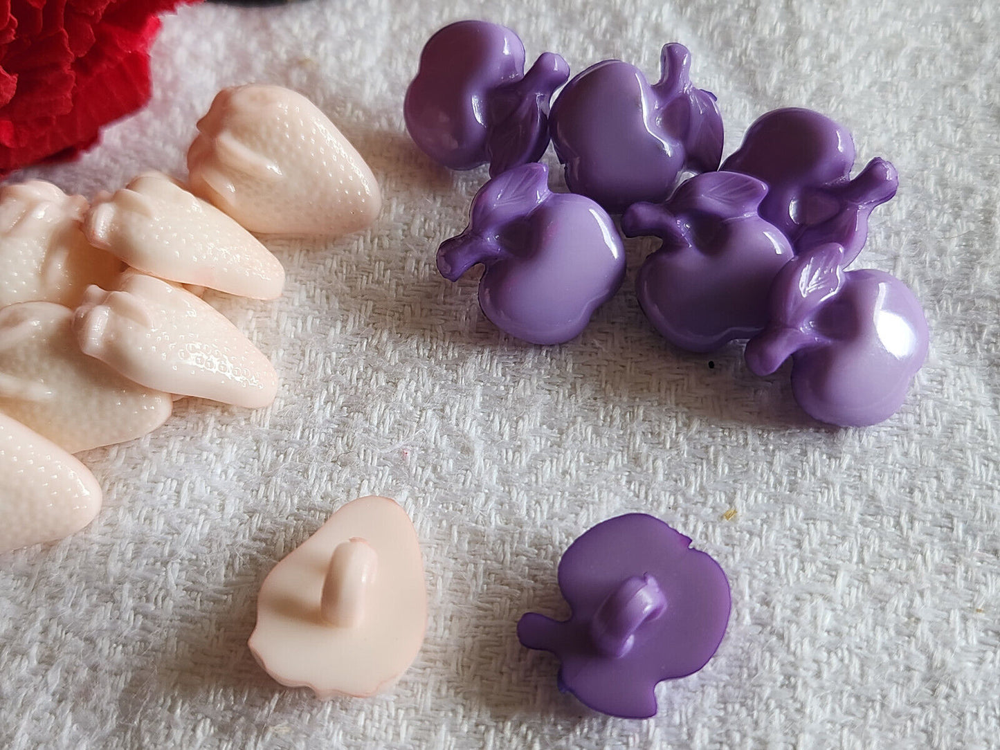 lot 14 boutons forme fraise fruit pomme 1,1 et 1,5 sur 1 cm panaché ref 1382