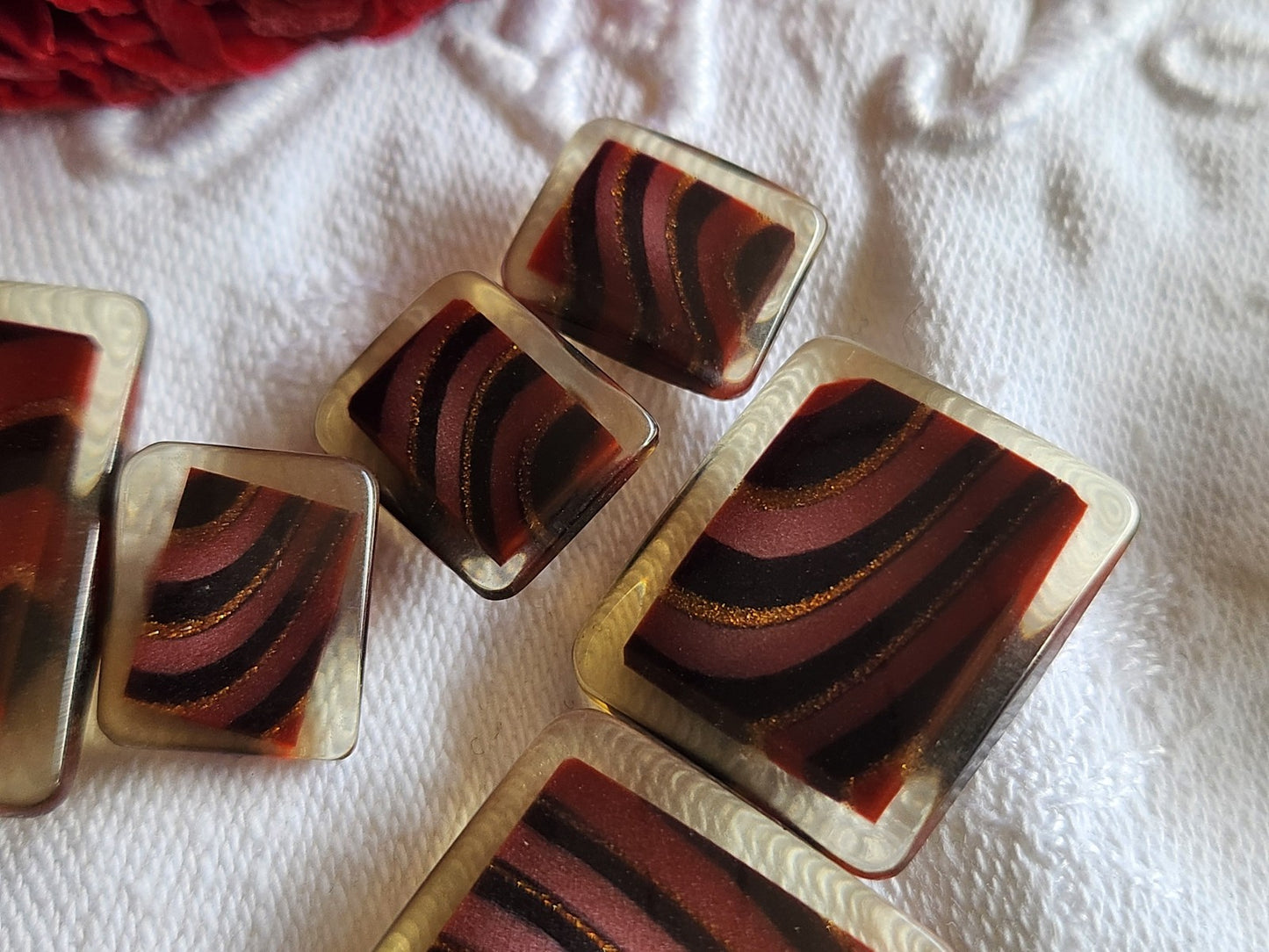 Lot 6 boutons vintage rouge panaché 1,1 sur 1,3 à 2,2 sur 2,6 cm ref 1578