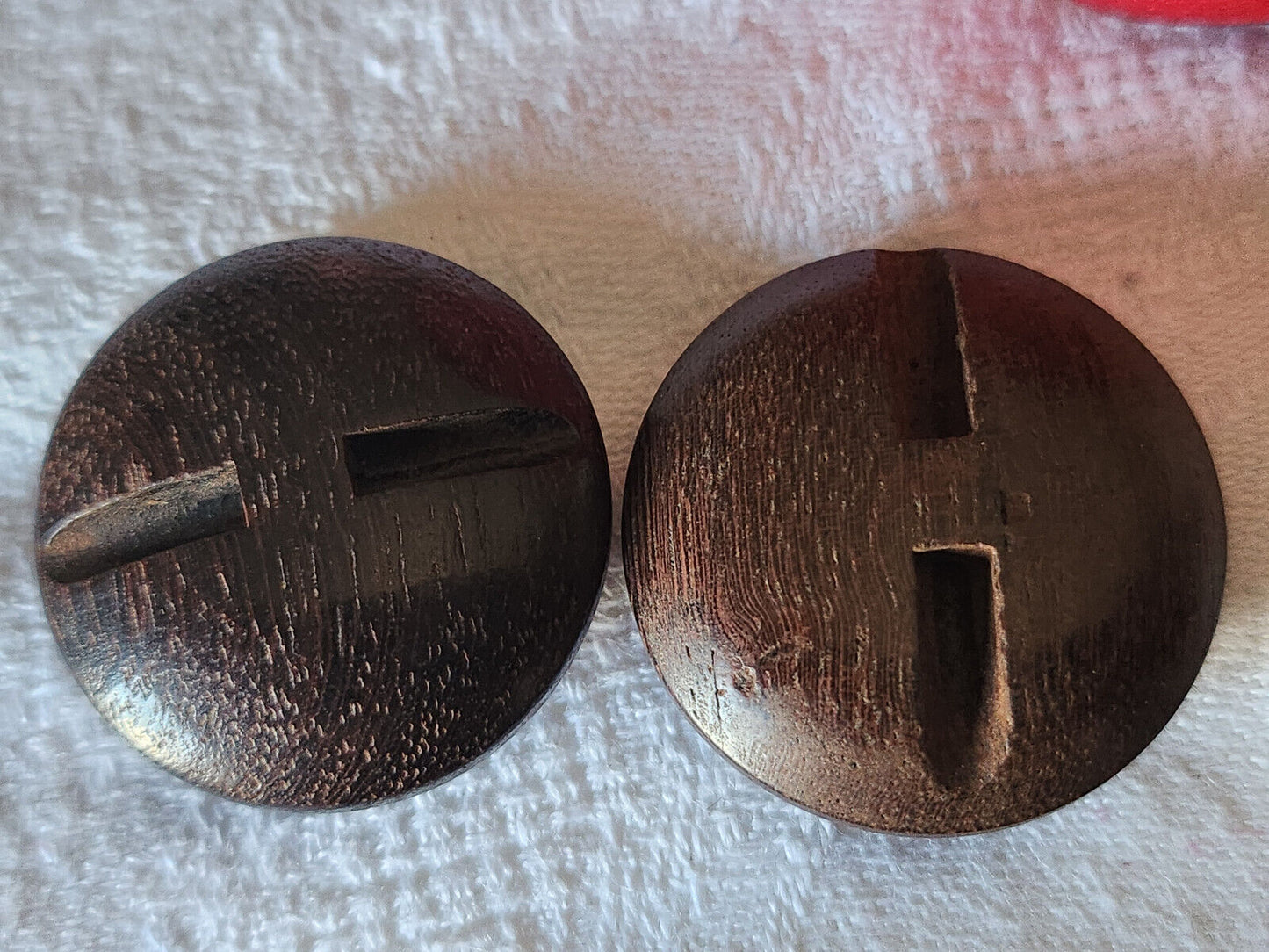 Duo gros boutons anciens en bois à pied bombé 2,7 cm D3P