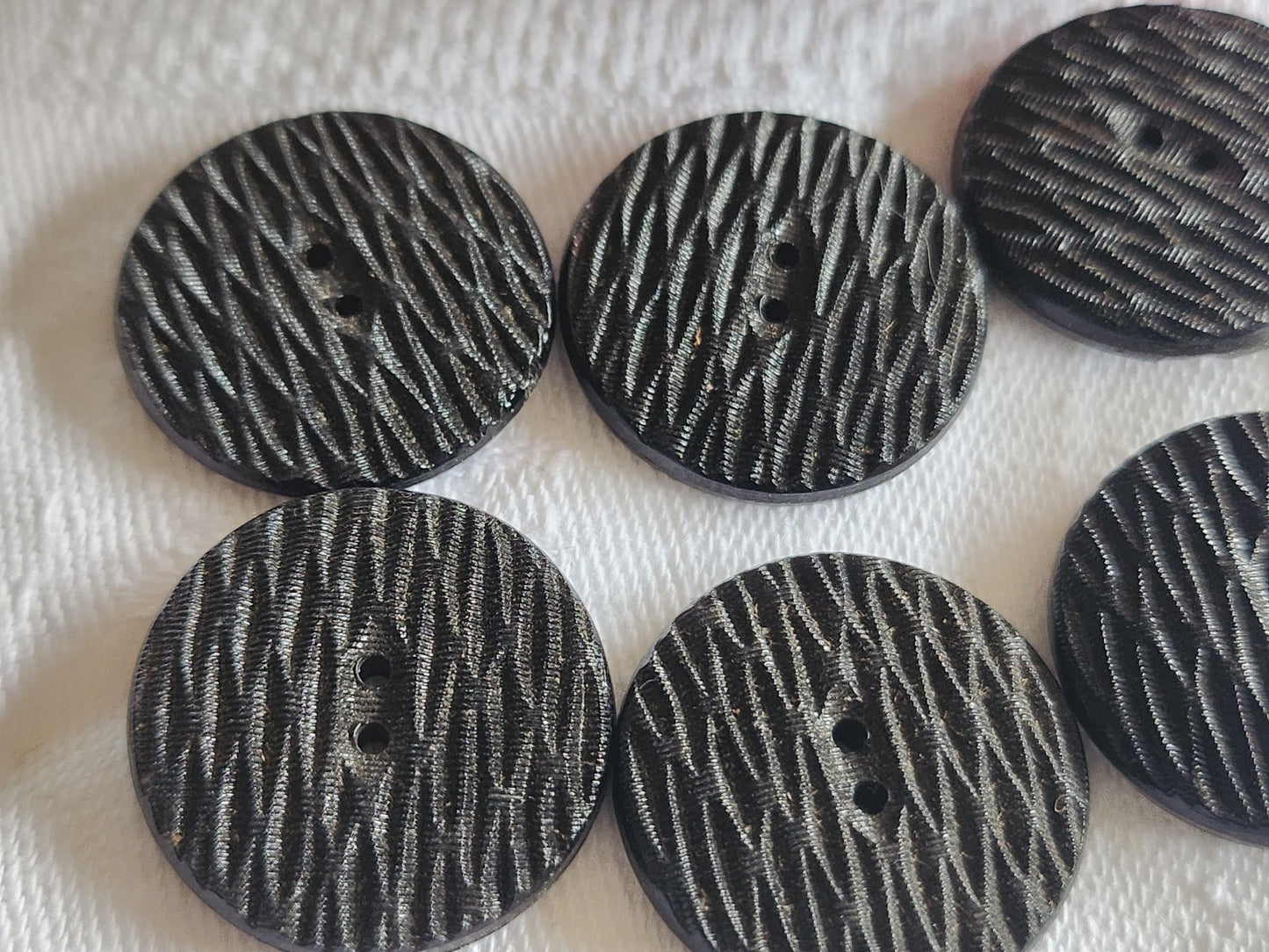 Lot 6 boutons anciens en verre noir strié trous 2,3 cm ref 1573