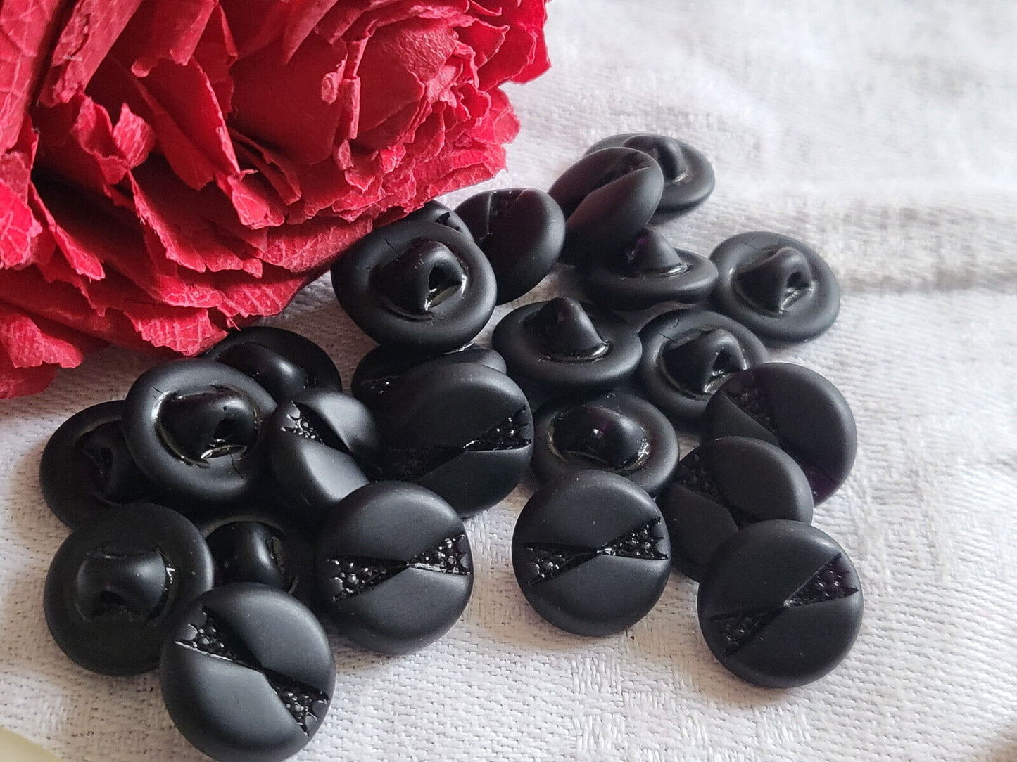 Lot 6 boutons anciens en verre noir motif mat superbe 1,3 cm ref 5818