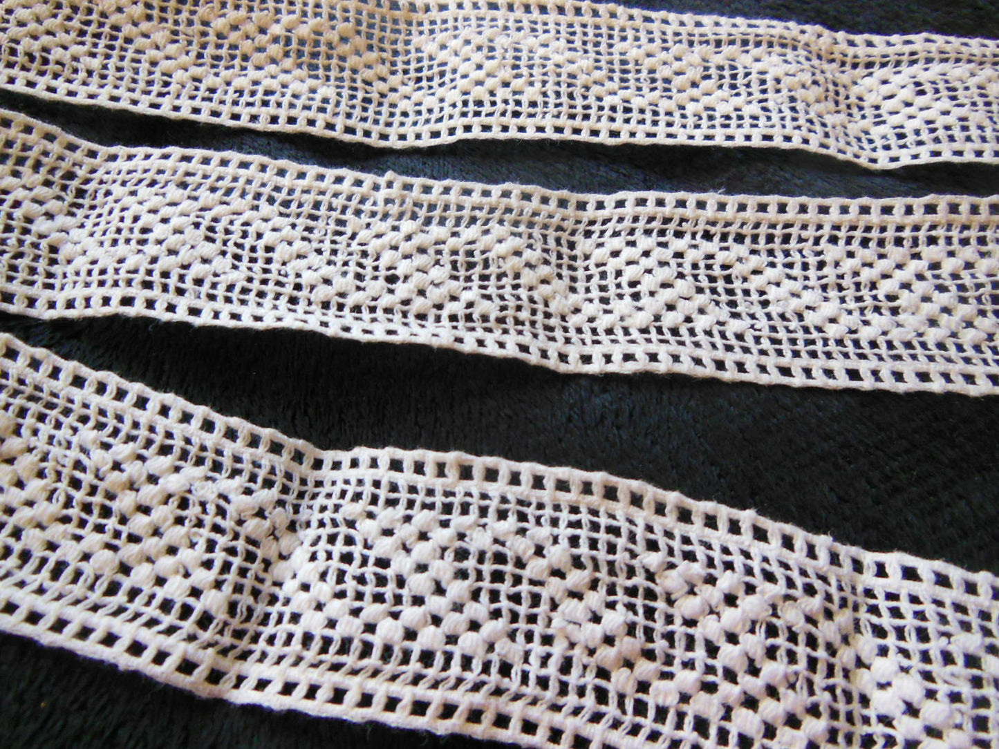 Dentelle ancienne entre deux blanche large 1 mètre 02 sur 3,3 cm T15-50