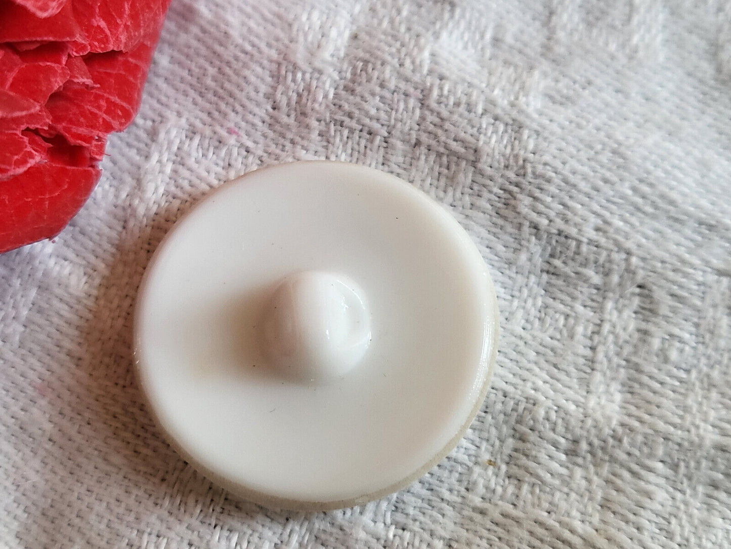 Gros bouton ancien en verre blanc damas satiné diamètre 2,2 cm ref 649