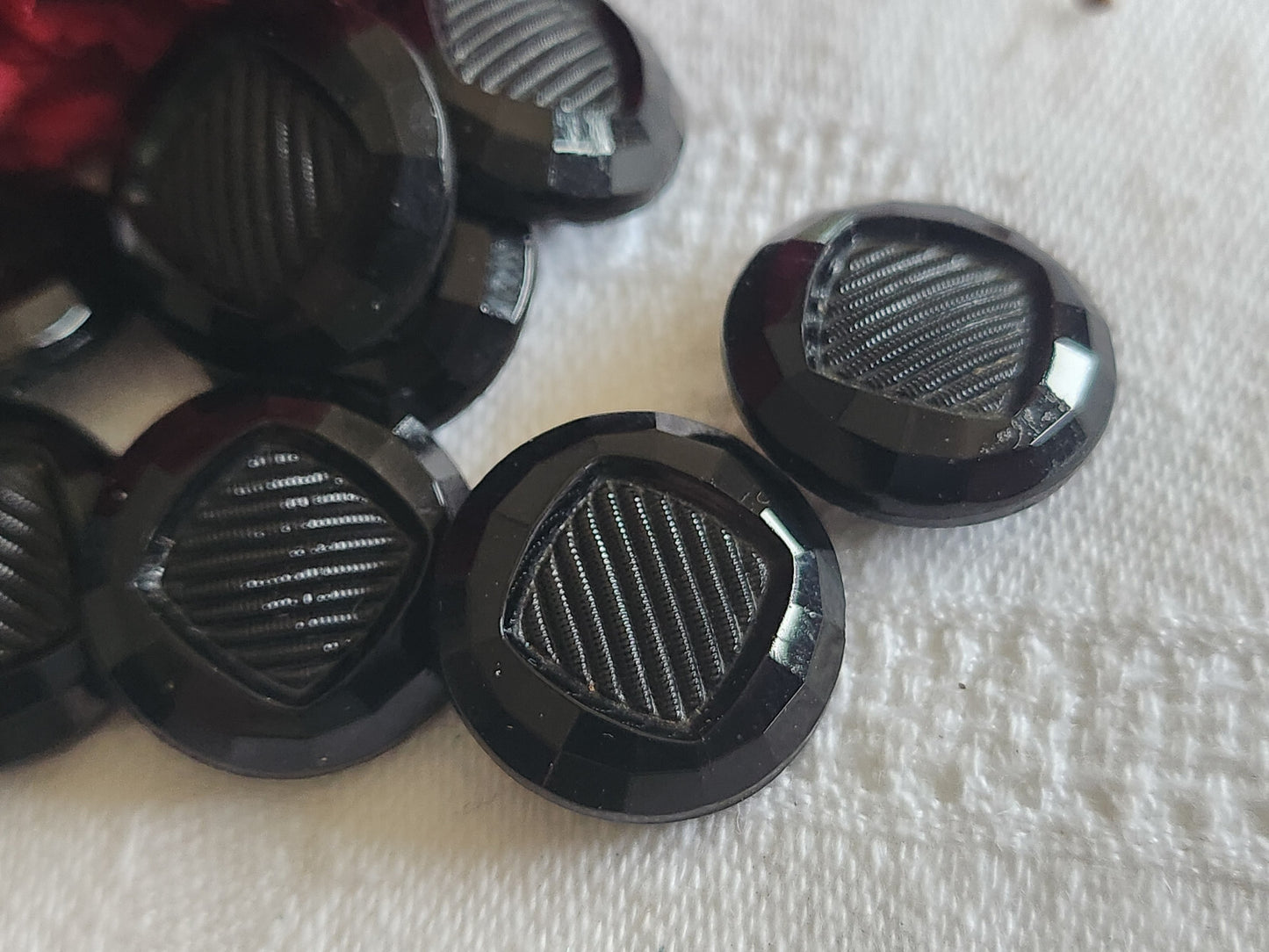Lot 6 boutons anciens en verre noir 1,8 cm pied ref 5094