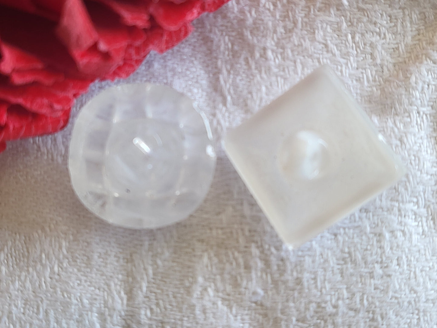Duo boutons anciens en verre blanc laiteux 1,6 et 1,7 cm D15J