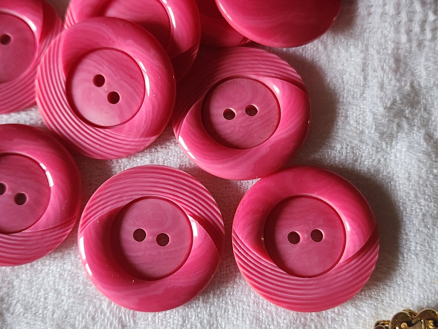 Lot 5 gros boutons vintage rose travaillé trous 2,8 cm ref 4559