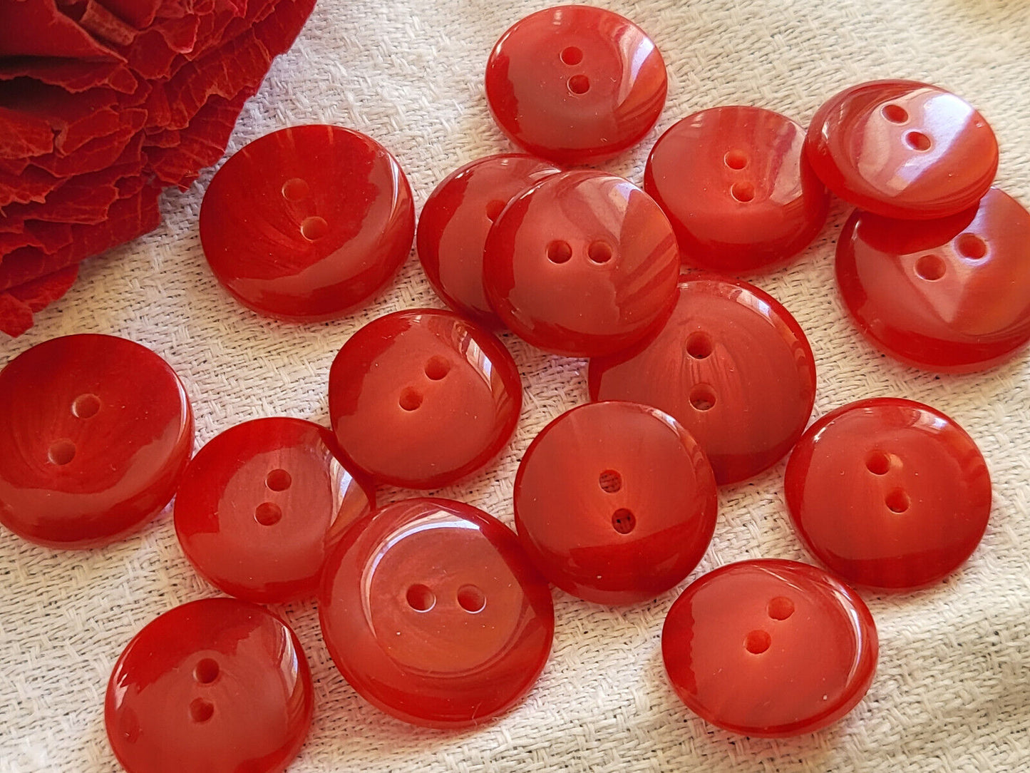 Lot 16 boutons rouge veiné camaïeu vintage panaché 1,5 et 1,7 cm ref 2610