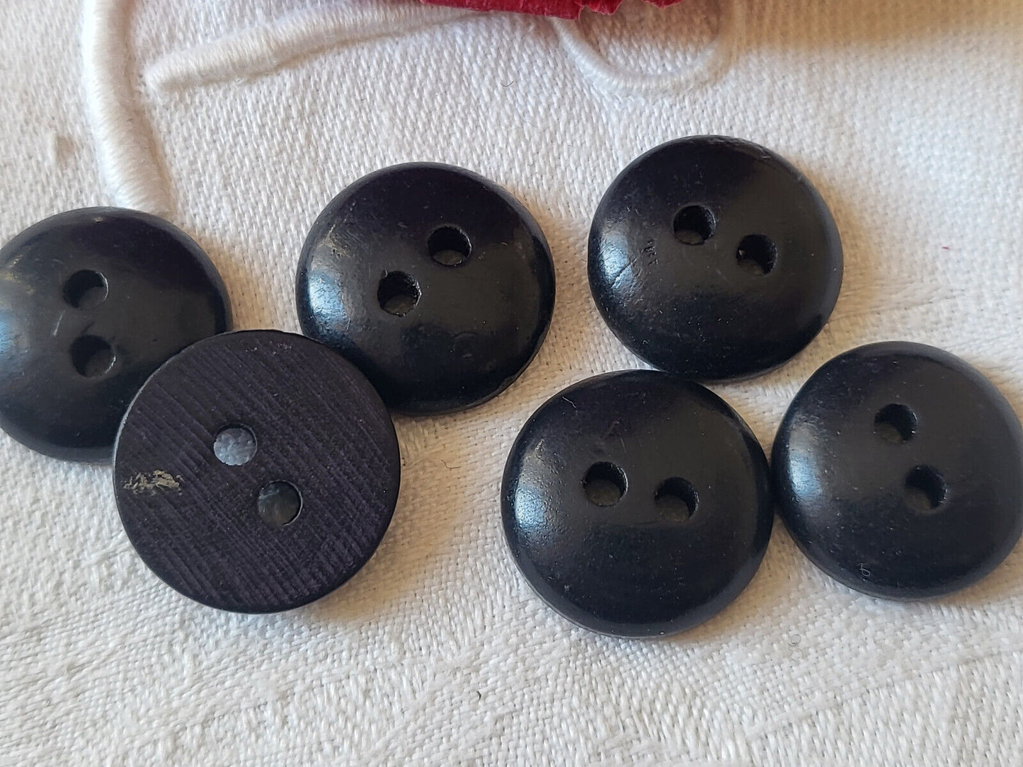 Lot 6 anciens boutons en bois peint noir à trous 1,8 cm ref 3218