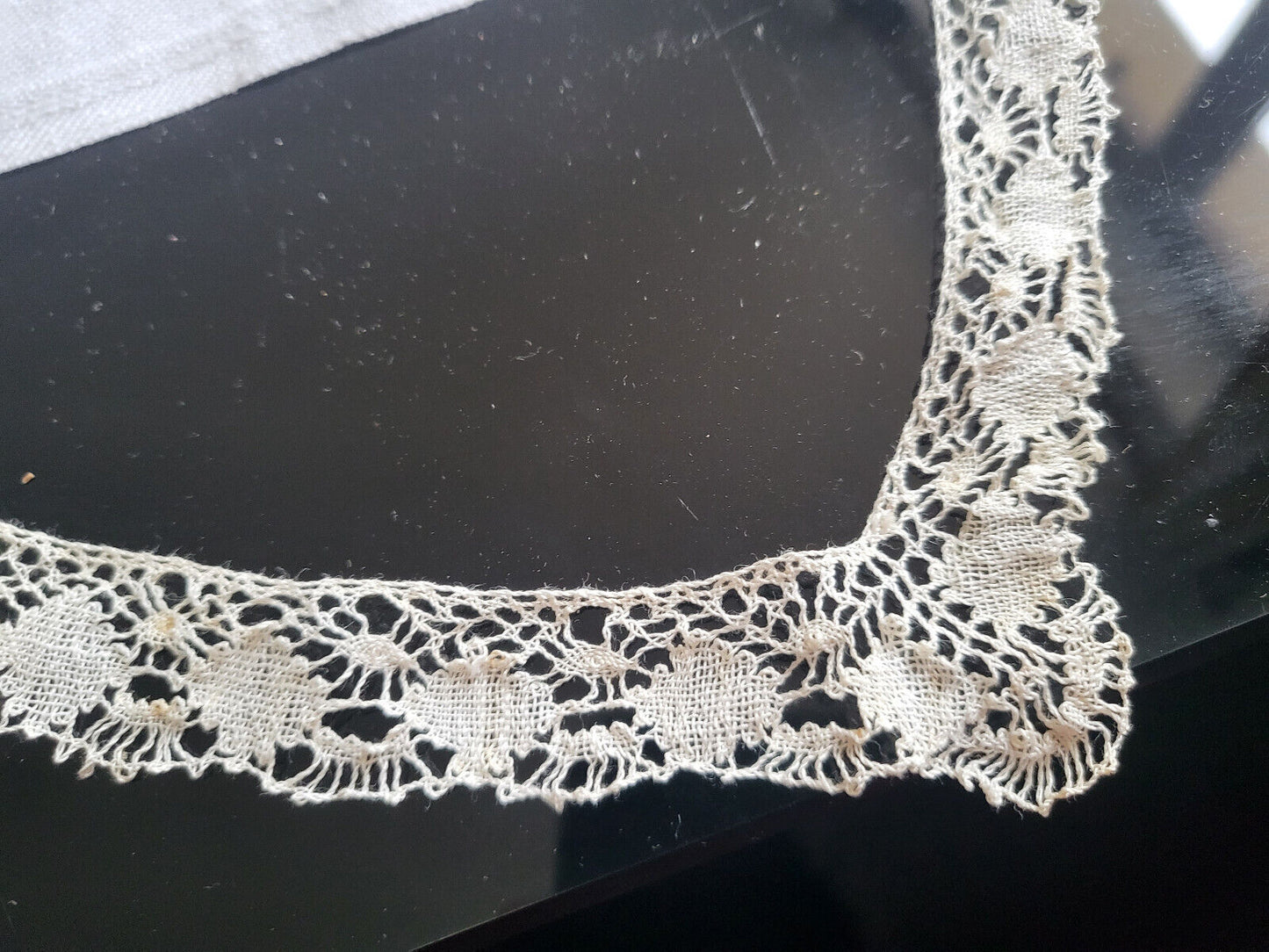 Dentelle ancienne pour pourtour mouchoir ?napperon petit? T15-35