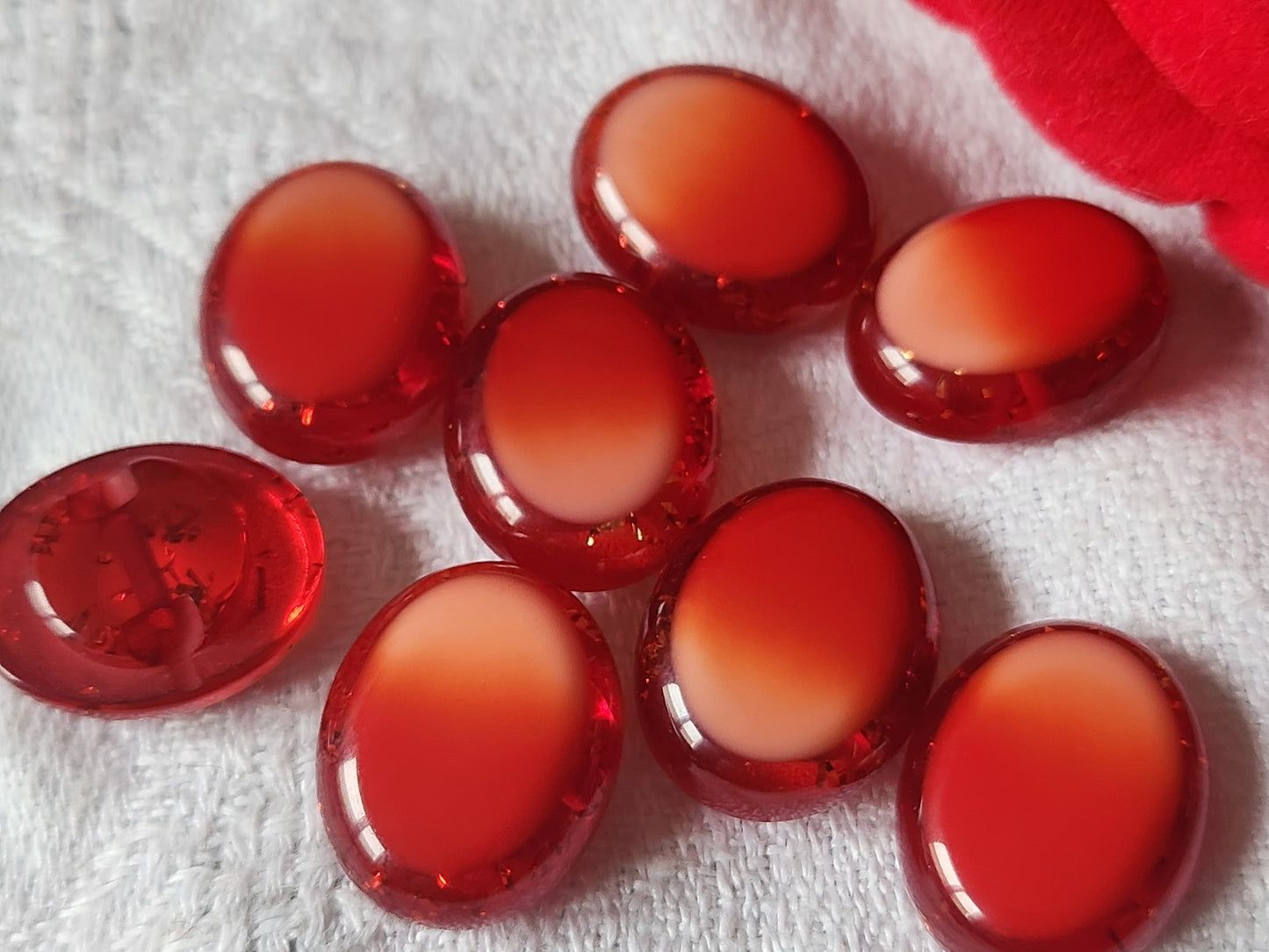 Lot 8 boutons vintage à pied ovale rouge paillette 1,4 sur 1,7 cm ref 742