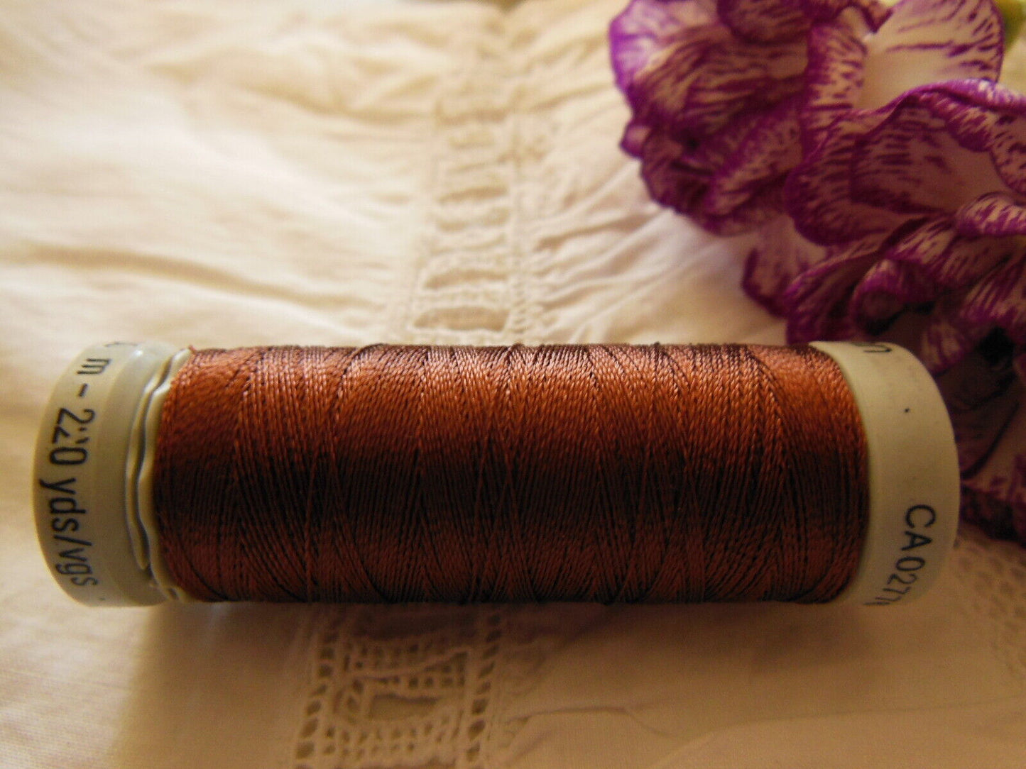 Bobine fil à broder Gutermann 200 m Marron lumineux col 2100 couture