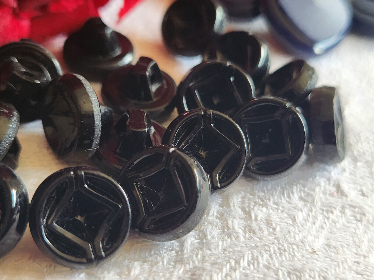 Lot 12 mini anciens boutons en verre noir motif petits à pied 1,1 cm ref 177